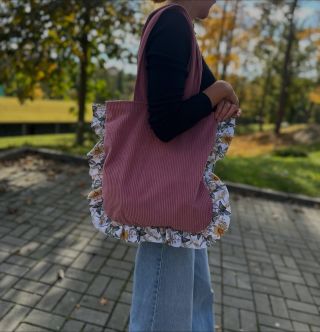 Růžová taška s květinovým volánkem. 🌸 Manšestr v kombinaci 100% bavlny. Uvnitř tašky je malá kapsička. #usitoslaskou...