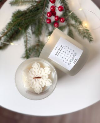Zpříjemněte si ještě víc ty vánoční chvíle s naší svíčkou. Sladká jemná vůně skořice a rebarbory 💫✨ zdobené vločkou ❄️....
