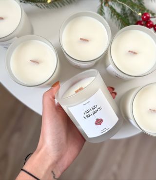 Vánoční kolekce je již na e-shopu. 😍🎄Tak kterou svíčku si ulovíte? ✨💫 100% sójový vosk, dřevěný knot, vůně s certifikací...